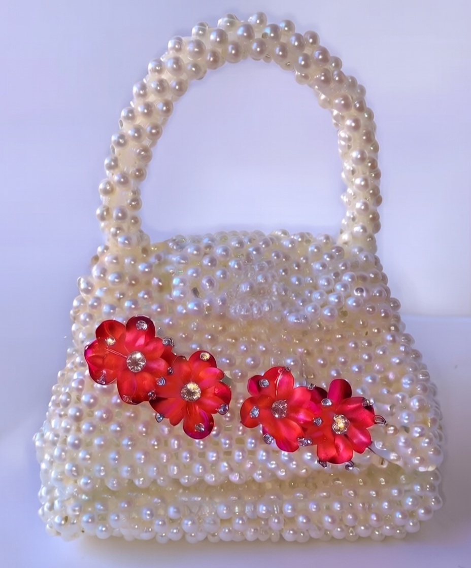 Sac à Main Perles Blanches & Fleurs Rouges Artisanal – Élégance Wolof
